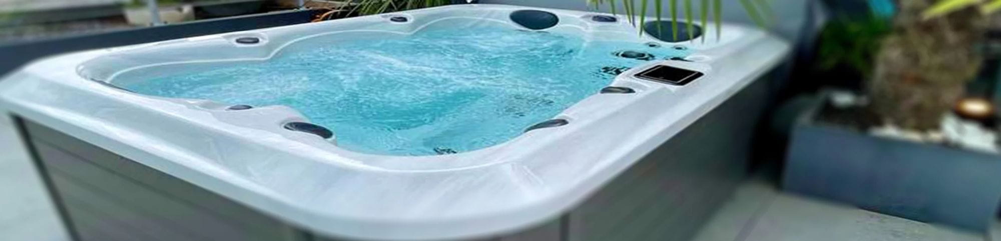 L320 Luxury Hot Tub