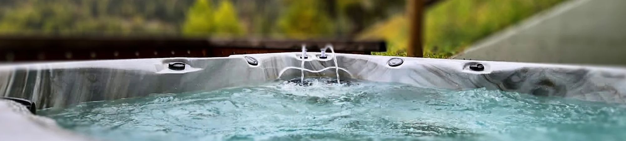 L820 Luxury Hot Tub